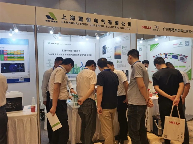 置恒工作人員向行業(yè)專家領(lǐng)導(dǎo)介紹產(chǎn)品 置恒攜卓能電連接產(chǎn)品受邀參加第十一屆中國(guó)智能電網(wǎng)學(xué)術(shù)研討會(huì)(圖3)